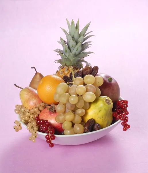Arreglo de frutas con piña — Foto de Stock