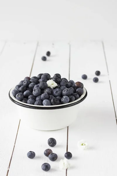 Fresh Blueberries in enamel bowl — Stock Photo, Image