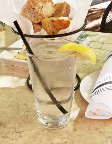 Glass Ice Water Slice Lemon Restaurant — Stock Photo, Image