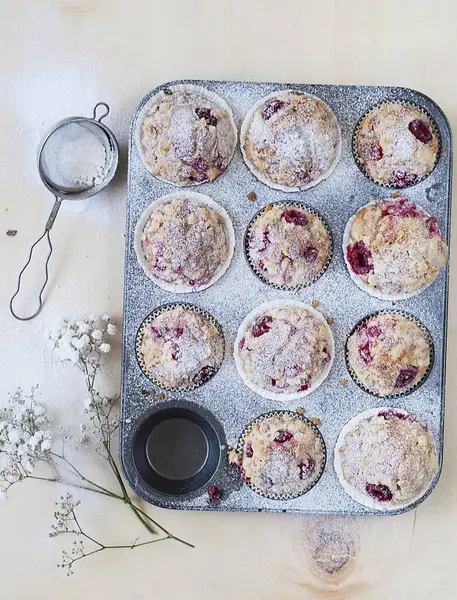 Flødeost muffins med røde bær - Stock-foto