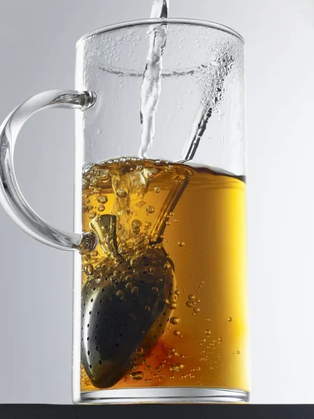 茶溜めとガラスのアッサム紅茶 — ストック写真