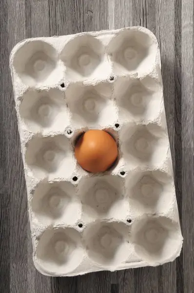 Friss barna tojás a dobozban — Stock Fotó