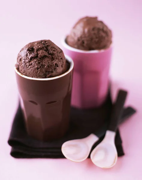 Crème glacée au chocolat dans des tasses — Photo