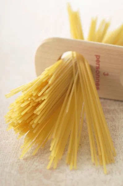 Spaghetti secchi crudi — Foto Stock