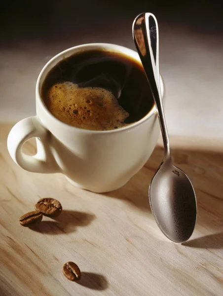 Kopp kaffe med skje – stockfoto