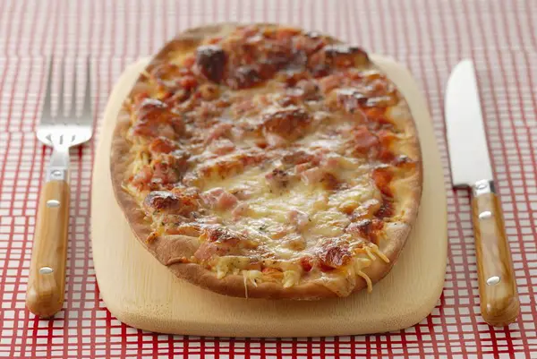 Frische Margarita-Pizza — Stockfoto