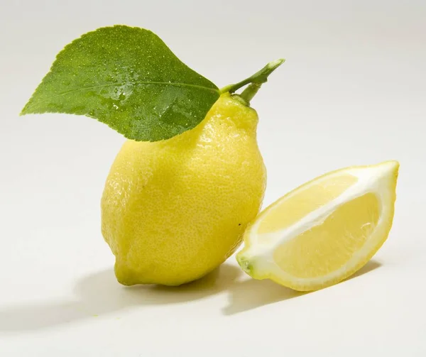 Fresh Lemon with slice and leaf — Stock Photo, Image