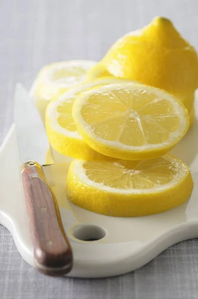 Свежий нарезанный лимон — стоковое фото