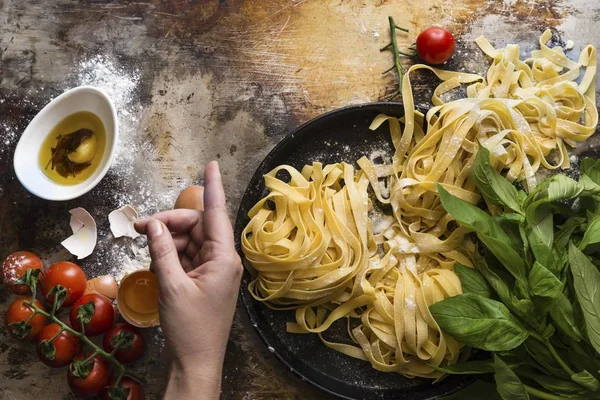 Tagliatelle pasta met tomaten — Stockfoto
