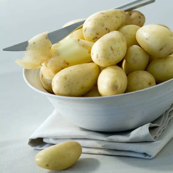 Verse aardappelen in kom — Stockfoto