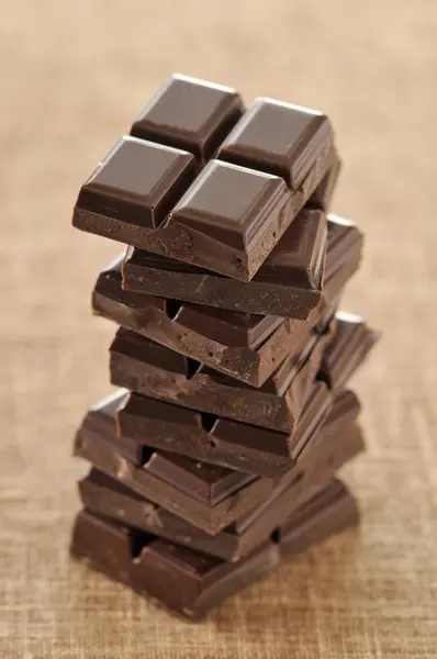 Quadrados empilhados de chocolate — Fotografia de Stock