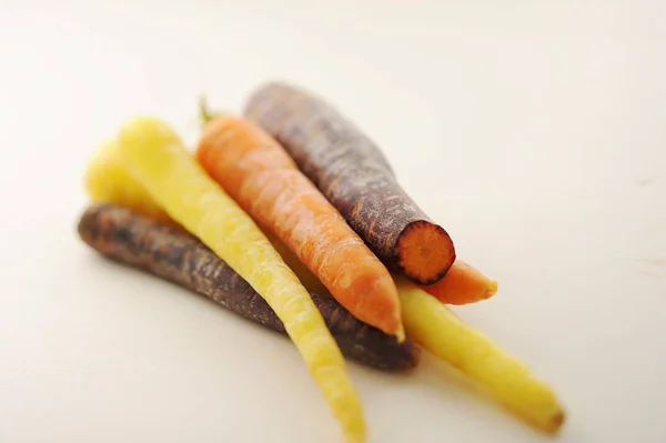 Sorter av färgade morötter — Stockfoto