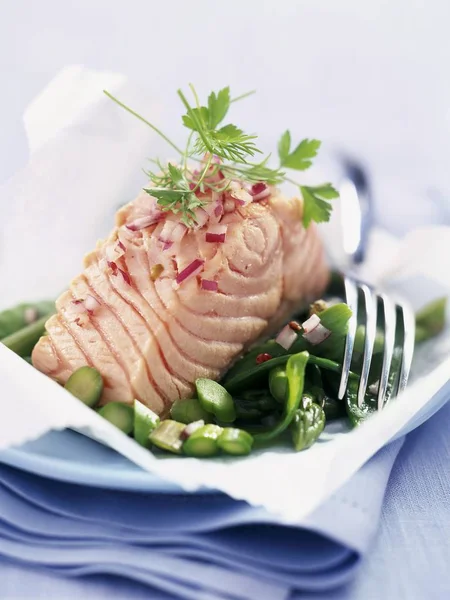 Salmon with green vegetables — Stock Photo, Image