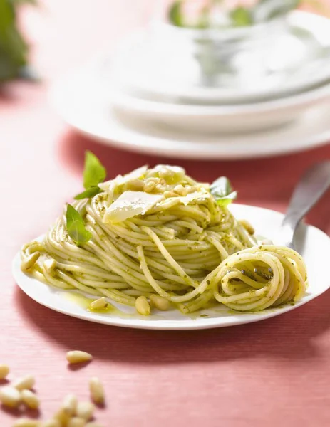Spaghettis pasta con pesto y albahaca — Foto de Stock