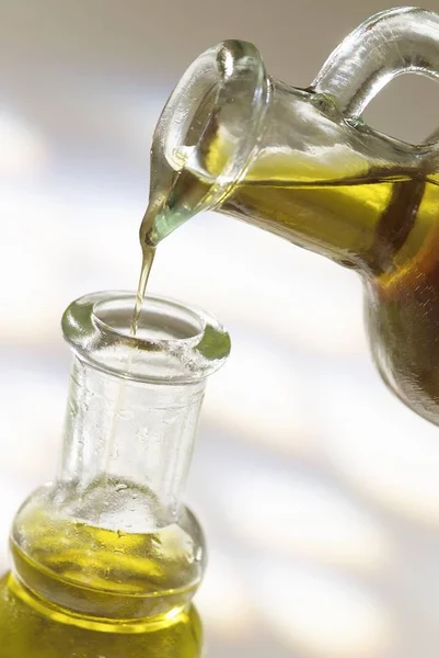 Butelka z oliwy z oliwek — Zdjęcie stockowe