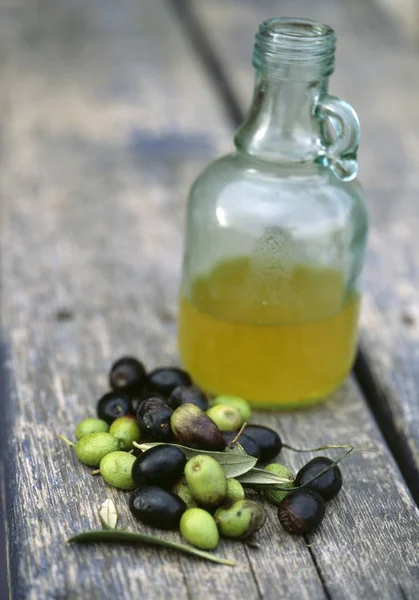 Olive e bottiglia di olio d'oliva — Foto Stock