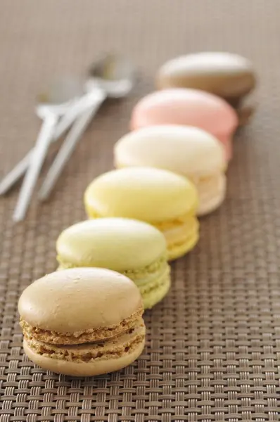 Vanilla-raspberry macaroons — Stock Photo, Image