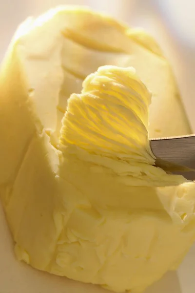 Cuchillo raspando mantequilla —  Fotos de Stock