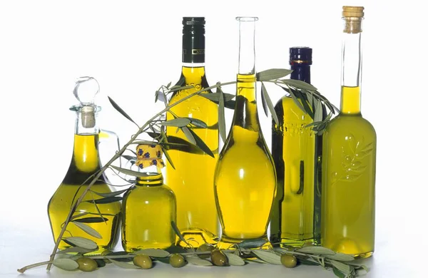 F aceite de oliva en las botellas —  Fotos de Stock