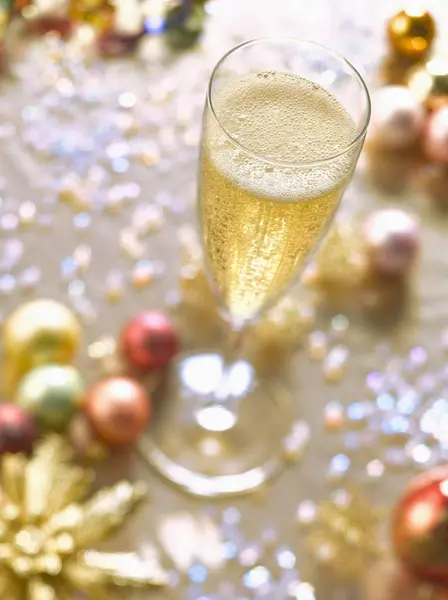 Champagnerglas und Weihnachtsdekoration — Stockfoto