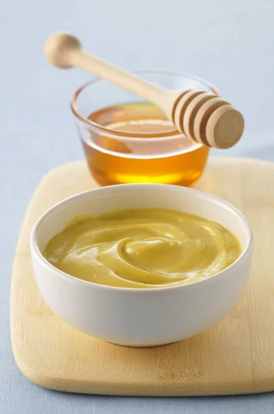 Honey majonéza v misce — Stock fotografie