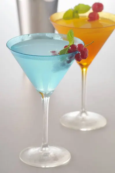Verschillende cocktails in glazen — Stockfoto