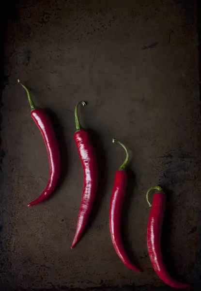 Rote Chilischoten auf einem Blech — Stockfoto