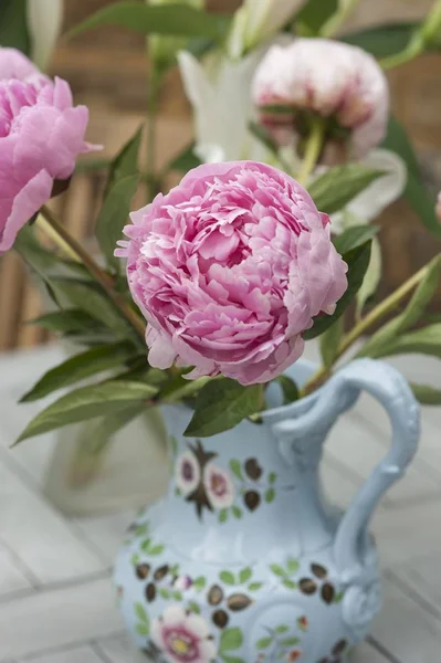 Closeup view of a pink peonies in a painted porcelain vase — Stock Photo