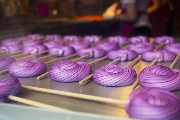 Lecca-lecca fatti a mano su un tavolo di metallo — Foto stock