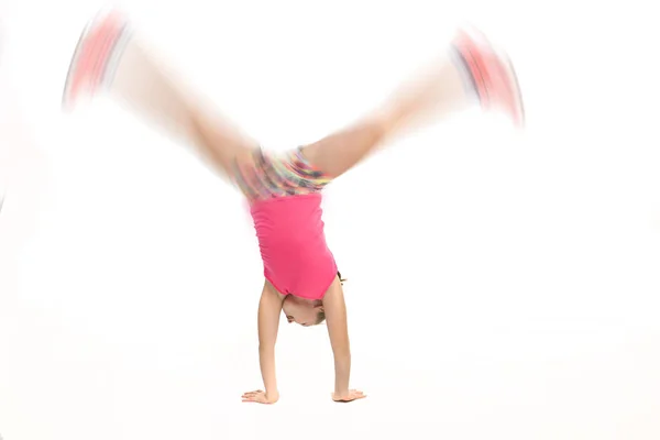 Chica joven haciendo una voltereta . — Foto de Stock