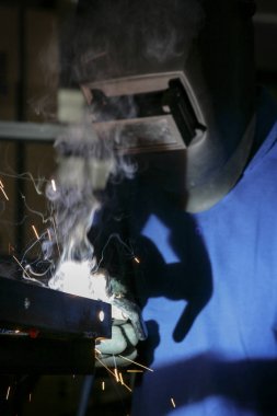 Bir Kaynakçı Kaynak işi bir fabrikada.