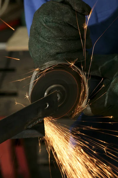 Metalúrgico corte de metal con una amoladora angular . —  Fotos de Stock