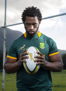 Cape Town, Güney Afrika - 7 Temmuz 2015, Siya Kolisi, Springbok Rugby oyuncusu, Japonya 'da 2019 Rugby Dünya Kupası' nı kazanan ilk siyah Afrika Rugby oyuncusu oldu..