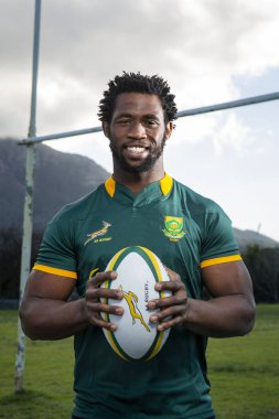 Cape Town, Güney Afrika - 7 Temmuz 2015, Siya Kolisi, Springbok Rugby oyuncusu, Japonya 'da 2019 Rugby Dünya Kupası' nı kazanan ilk siyah Afrika Rugby oyuncusu oldu..