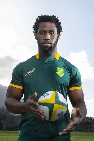 Cape Town, Güney Afrika - 7 Temmuz 2015, Siya Kolisi, Springbok Rugby oyuncusu, Japonya 'da 2019 Rugby Dünya Kupası' nı kazanan ilk siyah Afrika Rugby oyuncusu oldu..