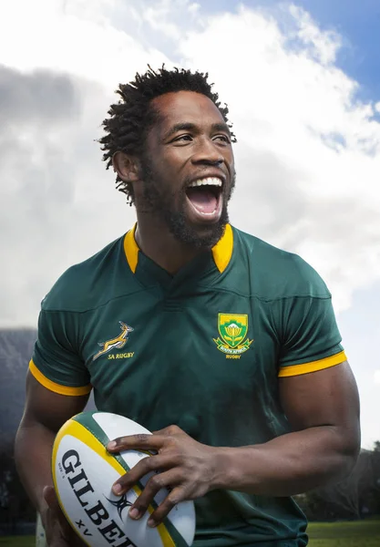 Cape Town, Güney Afrika - 7 Temmuz 2015, Siya Kolisi, Springbok Rugby oyuncusu, Japonya 'da 2019 Rugby Dünya Kupası' nı kazanan ilk siyah Afrika Rugby oyuncusu oldu..