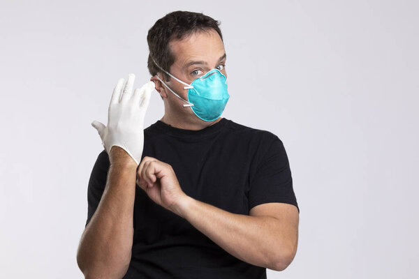 Человек в хирургической маске в латексных перчатках
.
