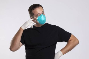 Koruyucu giysili adam ne yapacağından emin değil..