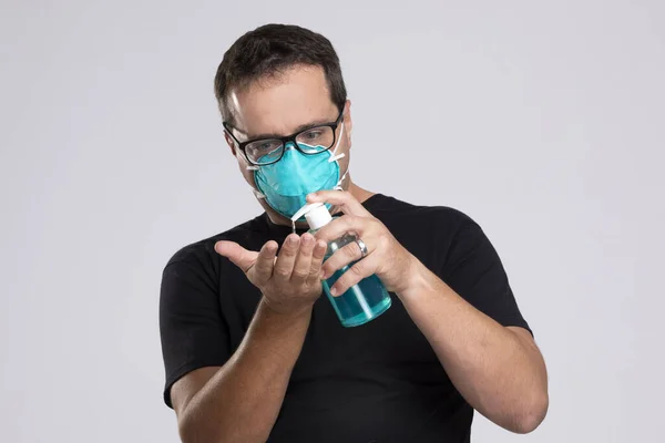 Man Surgical Mask Squirting Hand Sanitizer Soap His Hand — Stock Photo, Image