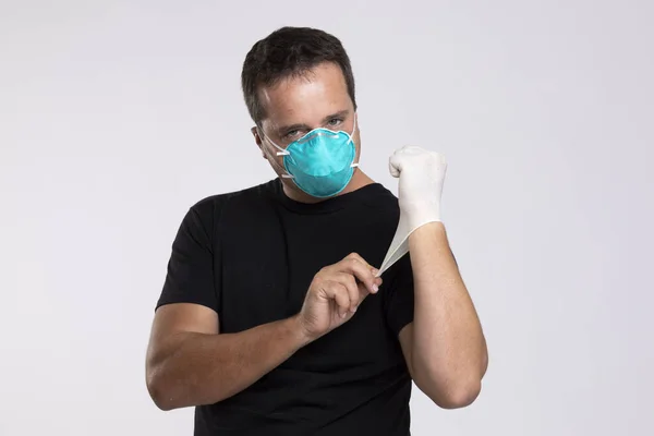 戴口罩的男子准备迎接病毒的爆发 免版税图库图片