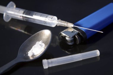 Siyah arka planda uyuşturucu teçhizatı