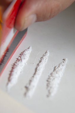 Kredi kartıyla kokain hatlarını kesmek.