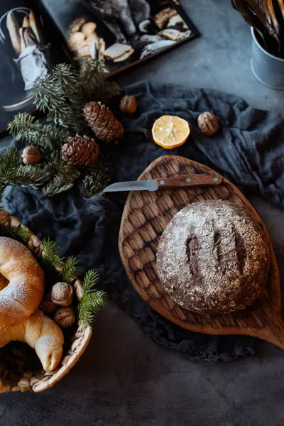 Loaf of bread and knife on a table — Stock Photo, Image