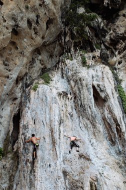 Rock-climbers yukarıya doğru dik kaya üzerinde olsun