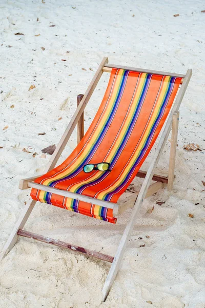 Chaiselongue und Sonnenbrille am Strand — Stockfoto