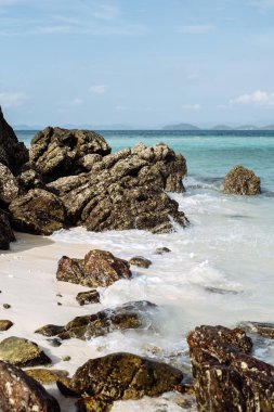 Taşlı okyanus Sahili