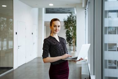 Dizüstü bilgisayar ile iş kadın portre.