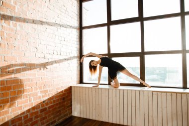 Siyah zarif balerin paketi dansları Studio tarzı çatı ile büyük pencereler