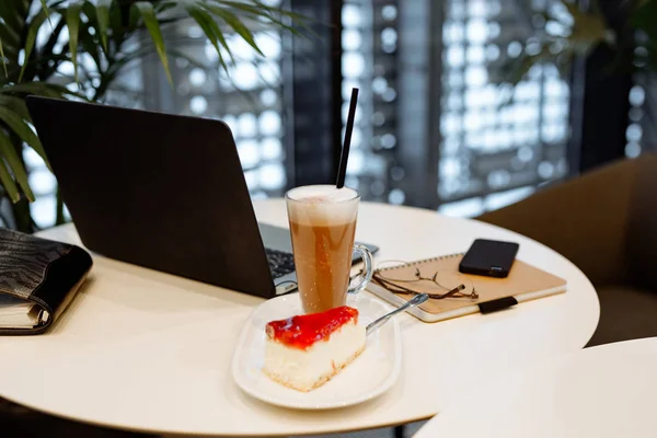 Cheesecake Dessert Koffie Laptop — Stockfoto