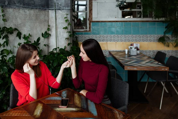 Зустріч Подружок Кафе Дівчата Спілкуються Обговорюють Новини Чашкою Кави Жінки — стокове фото